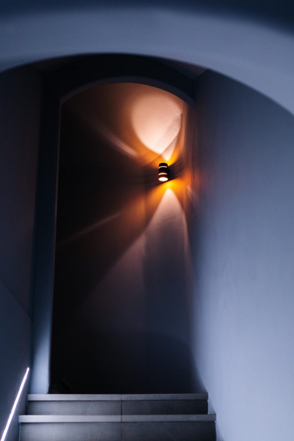 Appliques murales escalier : éclairez avec style et sécurité