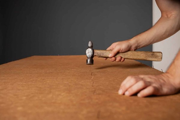 De quels outils ai-je besoin pour poser un parquet cloué ?