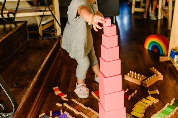 Tour d'observation Montessori : à quel âge un enfant peut l'utiliser ?